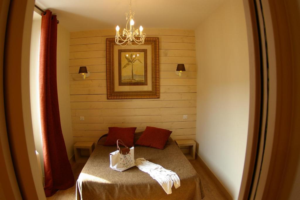 Logis Hôtel Le Cheval Noir Argenton Sur Creuse Quarto foto
